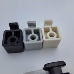 Accessorio in plastica per profili in alluminio